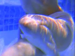 Im Wasser lutscht das junge Girl seinen Pimmel