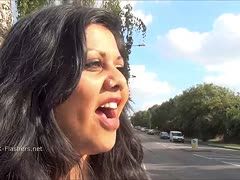Public Solosex mit dicker Inderin
