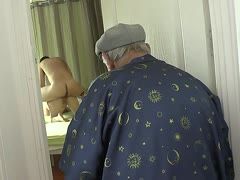Opa wird beim Fick mit dem Teen geil