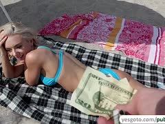 Sexy Molly Mae poppt für Bares