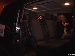 Mama Anita Vixen macht Mundfick im PKW