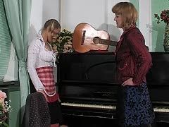 Granny ohne Tabus vernascht die Reinigungshilfe