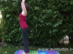 Yoga Schlampe mit Haarfotze ist beweglich