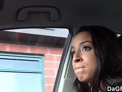 Fickriges Flittchen beglückt Boyfriend im Wagen