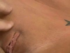 Hobbyhure mit Natur Brüsten beim Selbstfick