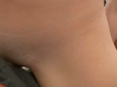 Nacktes Luder reibt seinen Pimmel mit ihrer Muschi