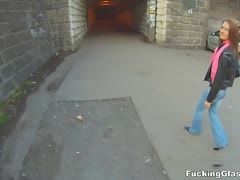 Rothaariges Straßengirl lässt sich ohne Gummi öffentlich ficken