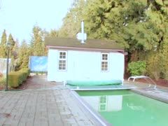 Einsame Witwe wird vom Poolboy genagelt