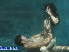 Teens poppen im Wasser