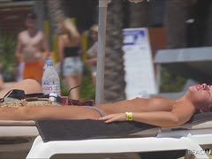 Girls mach sich nackig für den Voyeur