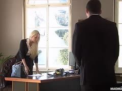 Junger Kollege bumst die Chefin