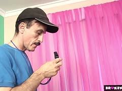 Reifer Sportlehrer fickt die Cheerleader Maus