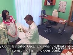 Junge Praktikantin fickt mit einem Doc