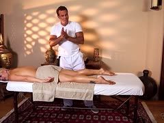Blonder Nackedei von Masseur genagelt