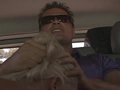 Reifes Blondchen bumst im Auto