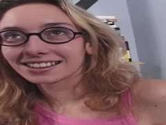 Blondes Mädel bläst und fickt dicken Schwanz Blondes Mädel bläst und fickt dicken Schwanz