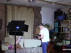 Beim Shooting macht die Blonde Solosex