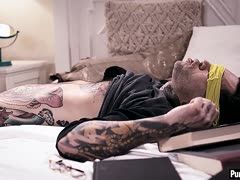 Zwei Tattoo Babes beim dreckigen FFM Dreier