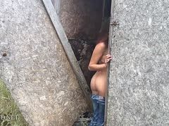 Auf der Wiese rennt das brünette Babe nackt herum