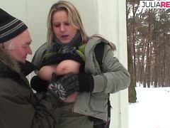 Alter Bock bumst blondes Tittengirl im Schnee