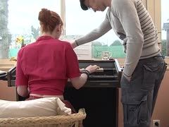 Klavierlehrer wird von rothaarigem Mädchen vernascht