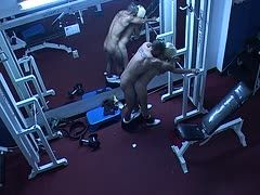 Blowjob einer Blondine im Fitnessstudio