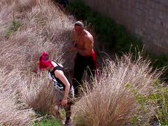 Domina Punkgirl hat Freude am Outdoor Sex