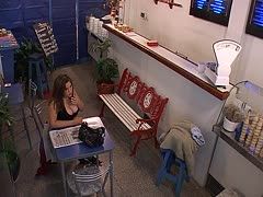 Vor der Cam bläst die Milf dem Kellner den Schwanz