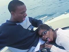 Auf dem Boot bekommt der dunkelhäutige Lover einen Blowjob von der Ebony
