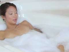 Behaarte Asiatin in der Badewanne Behaarte Asiatin in der Badewanne