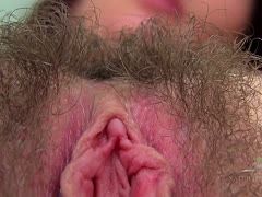 Haarige Möse bei einer geilen Milf