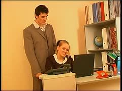 Geile Tippse fickt den Lehrling am Bürotisch